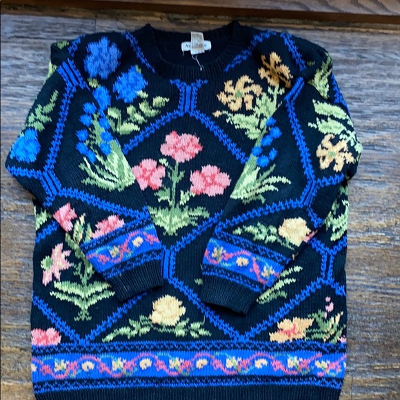 An Taylor sweater. - Picture 1 of 2